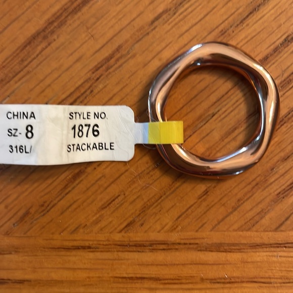 Woman’s stackable beveled rose gold plated ring size 8. NWT - Picture 4 of 5